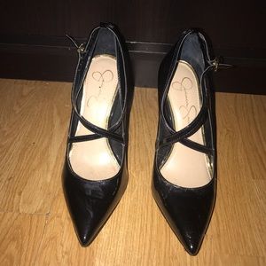 Pointy tip heels. Cross cross strap in front.